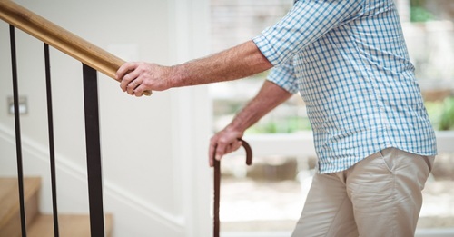 Prevención de caídas en el adulto mayor: guía para familiares